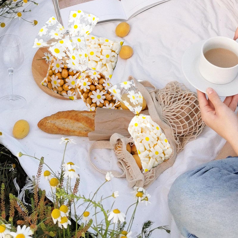 وولاين حقيبة سيلوفان ديزي 100 قطعة من Whaline مع أربطة ذهبية ملفوفة على شكل زهرة بيضاء وأكياس حلوى حلوى بلاستيكية وأكياس زهور تشيلو جودي لربيع وصيف وأعياد ميلاد الطفل وحفلات الزفاف - Image 4